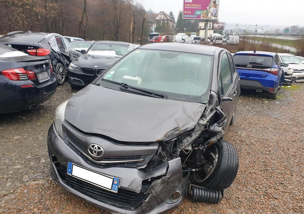 Toyota Yaris cena 11700 przebieg: 250000, rok produkcji 2012 z Chorzów małe 172